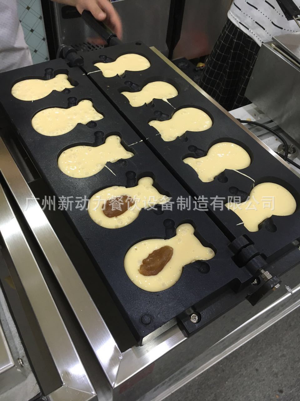 新款哆啦A夢形狀的華夫機(jī)/商用電熱叮當(dāng)貓華夫爐/新動力廠家直銷