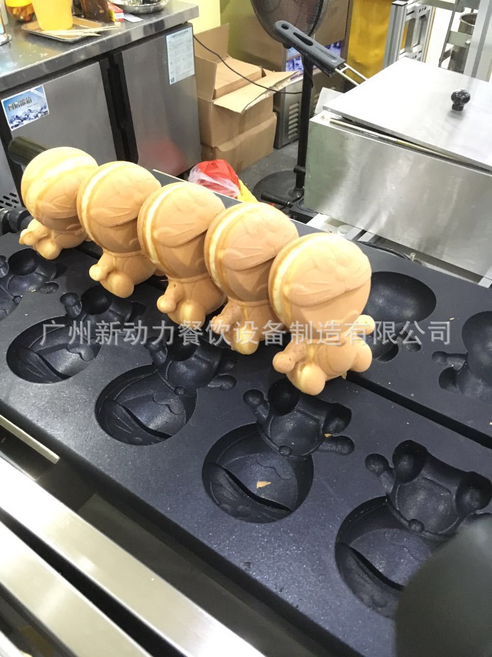 新款哆啦A夢形狀的華夫機(jī)/商用電熱叮當(dāng)貓華夫爐/新動力廠家直銷