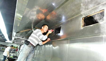福州記者冒險爬窗測餐館油煙 油煙濃度超標(biāo)近2倍