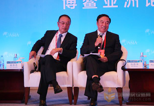 聯(lián)想控股股份有限公司董事長(zhǎng)柳傳志（左一）永隆銀行有限公司董事長(zhǎng)、前招商銀行行長(zhǎng)馬蔚華（右一）