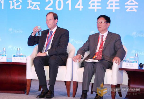 蓋茨基金會(huì)總裁 Mark Suzman（左一）中國(guó)國(guó)家能源委員會(huì)專(zhuān)家咨詢委員會(huì)主任張國(guó)寶