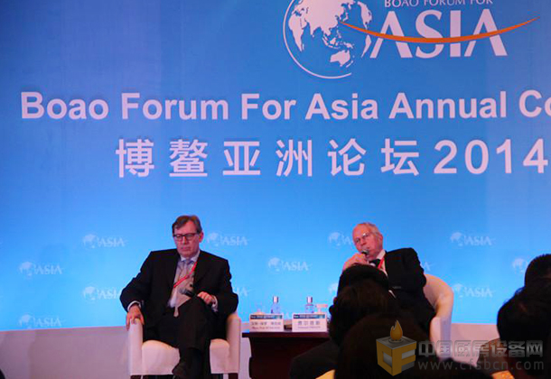 波士頓咨詢全球 CEO Hans-Paul Bürkner（左一） 2006 年諾貝爾經濟學獎得主、哥倫比亞大學教授 Edmund PHELPS（右一）