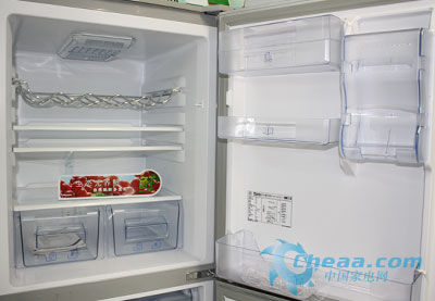 打破傳統(tǒng)白色調(diào)海信黑色三門(mén)冰箱熱銷(xiāo)